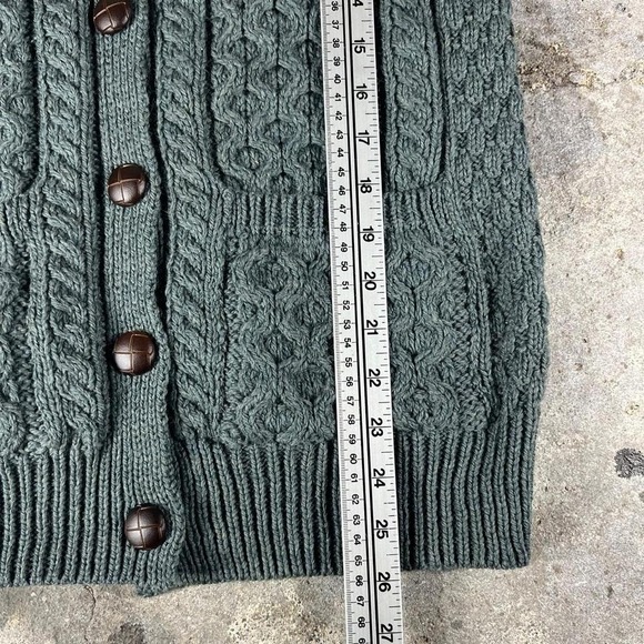 Vintage 80s Green Irish wool cardigan with wooden buttons - Picture 4 of 5